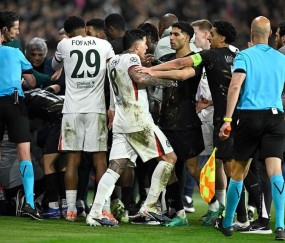 心态崩了！葡萄牙6千万巨星欧冠推倒球童 险引冲突：我已送他球衣